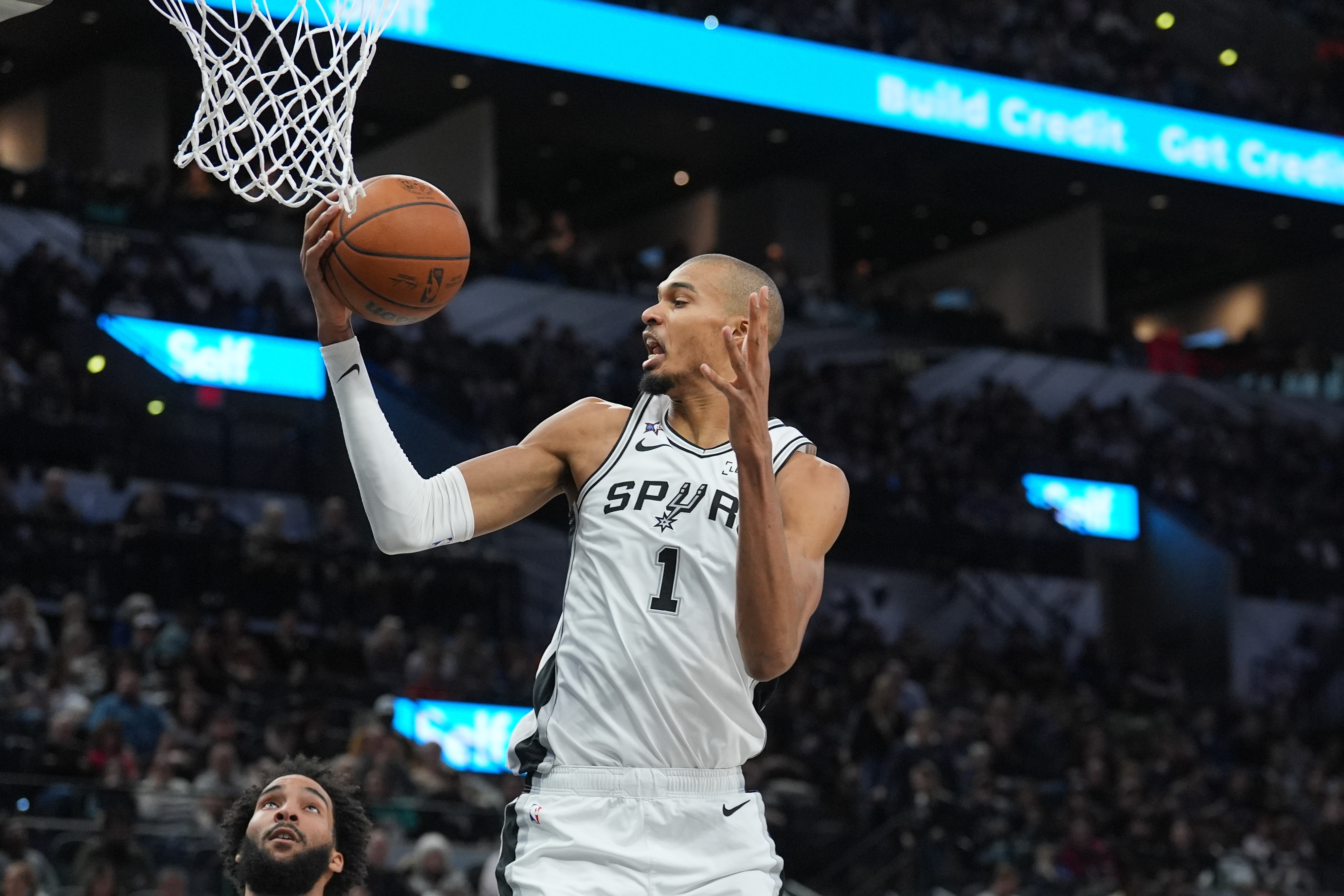 开云体育在线-统治级表现！文班亚马上半场16分钟9投7中&amp;三分6中5 轰下20分6板