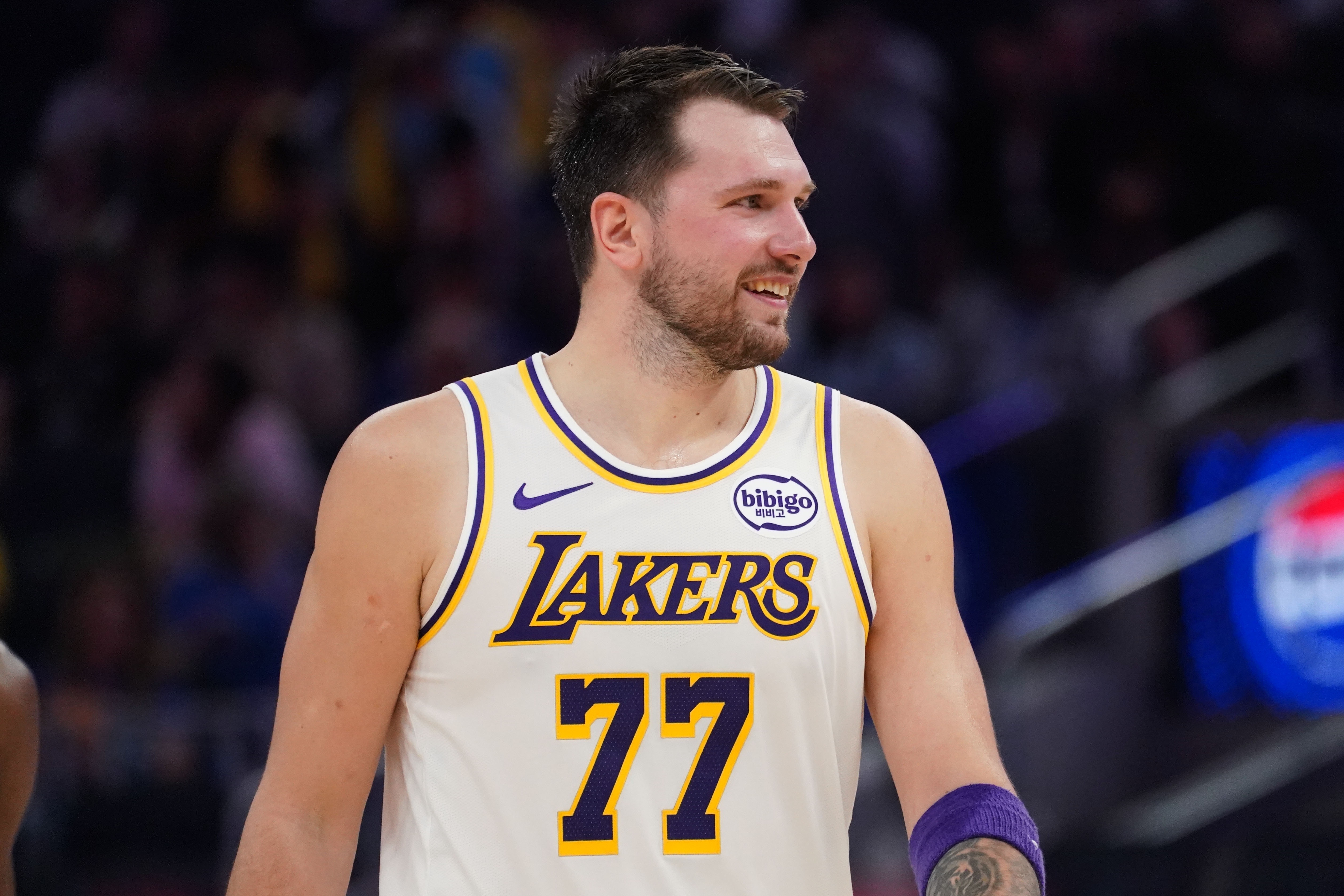 开云体育在线-稳是很稳！东契奇22中10得27分10板7助1帽 7失误&amp;抱怨太多是瑕疵