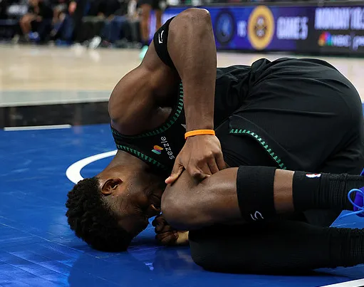 开云体育在线-Shams：爱德华兹的左膝将接受进一步检查，此前始终带伤出战